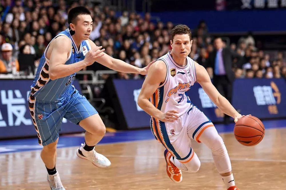  德甲联盟宣布缩减外援名额引发各队不满情绪